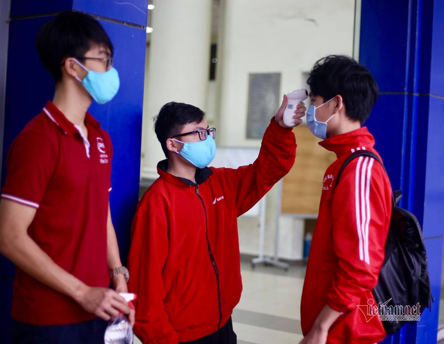 Những học sinh đầu tiên trở lại trường sau đợt nghỉ Covid-19