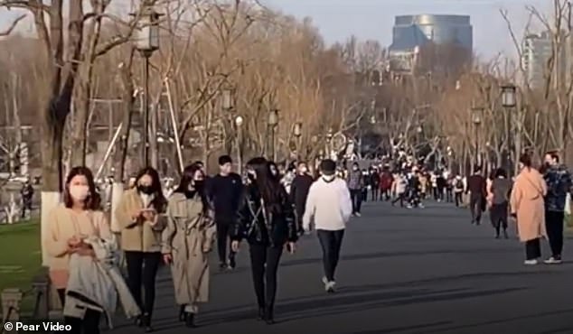 Dan Trung Quoc o at di du lich giua dich Covid-19 hinh anh 5 parl5.jpg