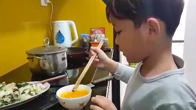 Nghỉ phòng Covid-19, bố dạy con trai nấu ăn, làm việc nhà cực chất