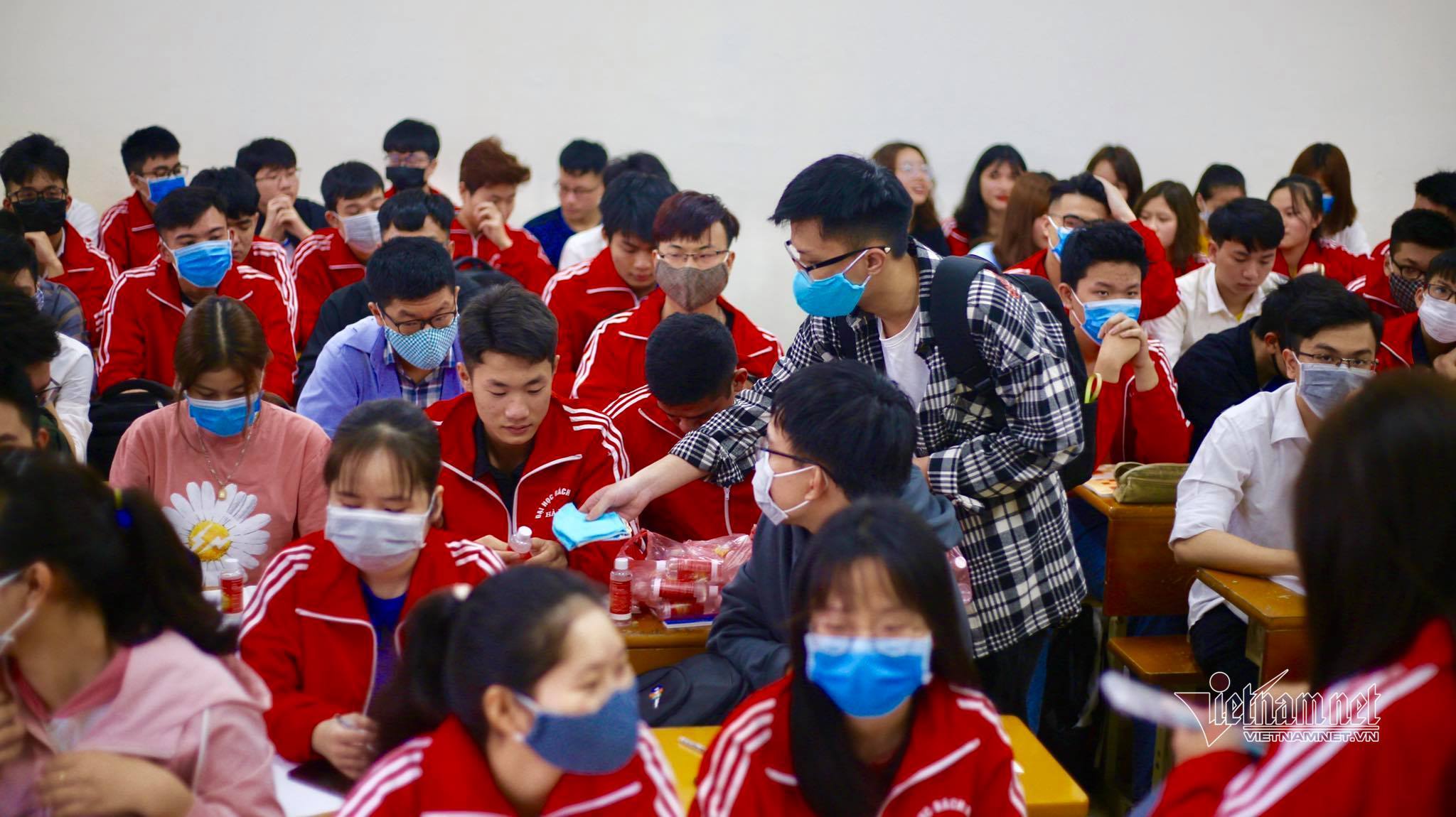 Những học sinh đầu tiên trở lại trường sau đợt nghỉ Covid-19