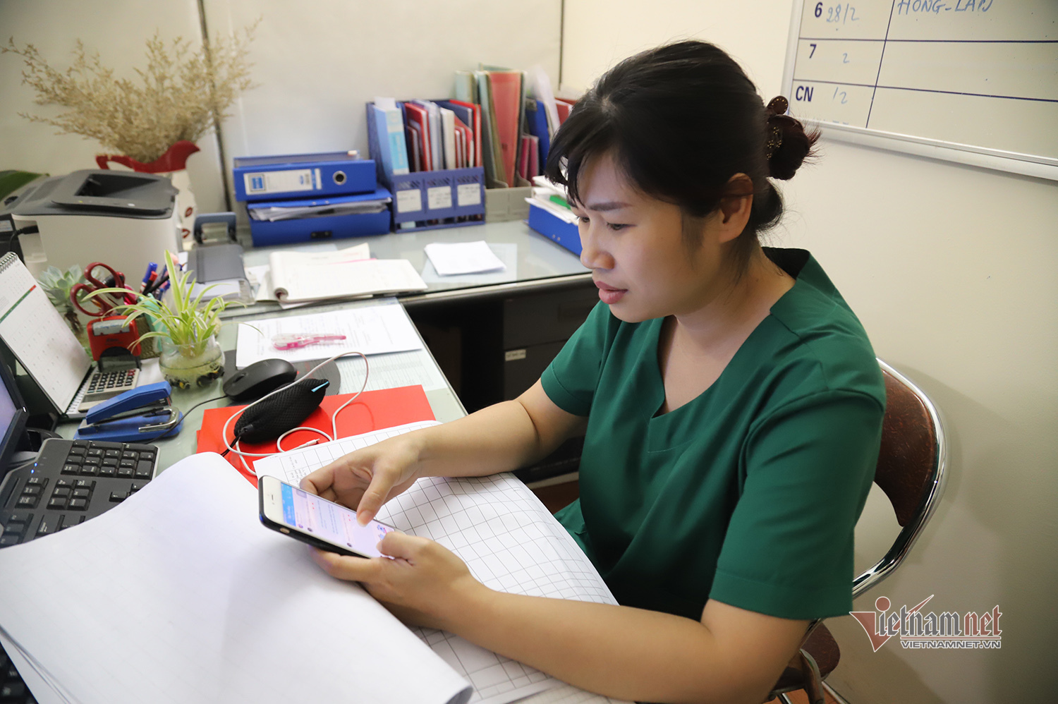 Bác sỹ công an kiêm shipper trong khu cách ly dịch Covid-19