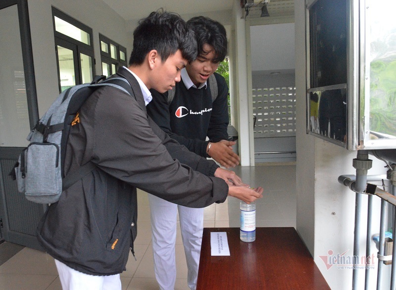 Những học sinh đầu tiên trở lại trường sau đợt nghỉ Covid-19