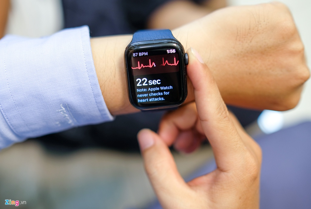 Goi y qua cong nghe tang ban trai ngay Valentine hinh anh 3 Apple_Watch_S5_zing_8.jpg