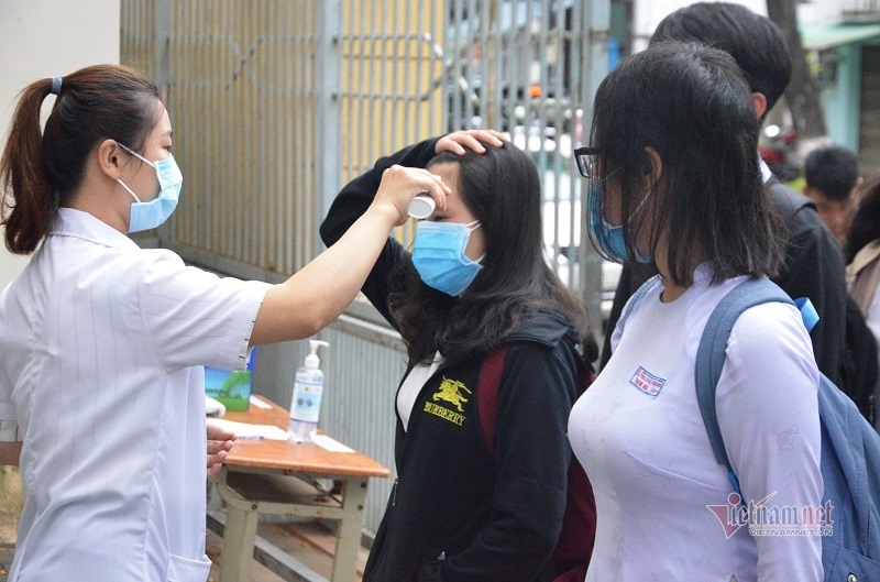 Những học sinh đầu tiên trở lại trường sau đợt nghỉ Covid-19