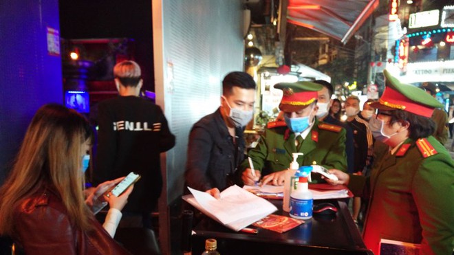 Phòng chống dịch Covid-19: Công an kiểm tra các quán bar, karaoke