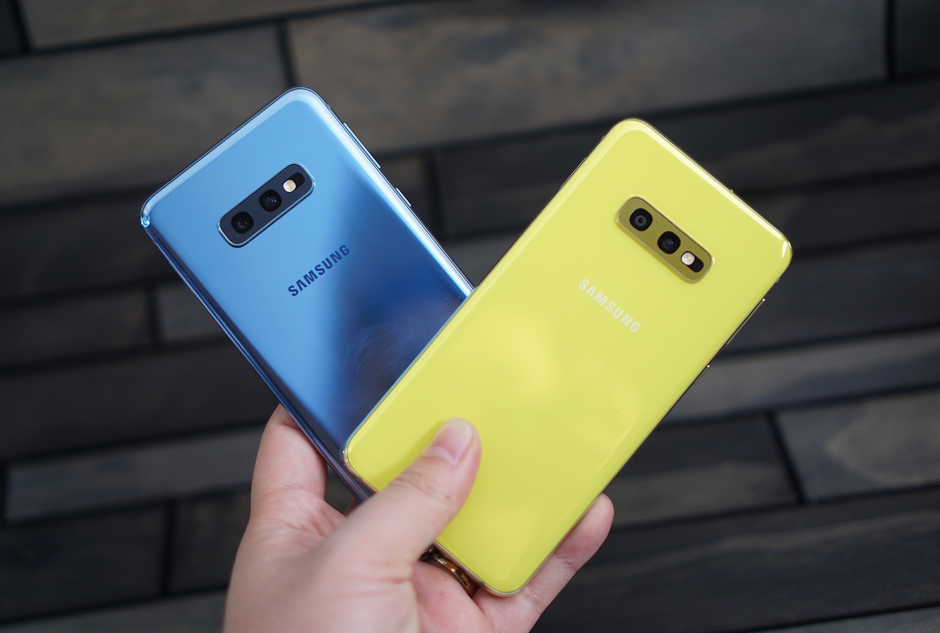 Vi sao Apple giam gia iPhone con Samsung khong co Galaxy S20 gia re? hinh anh 1 Z10614022020_copy.jpg