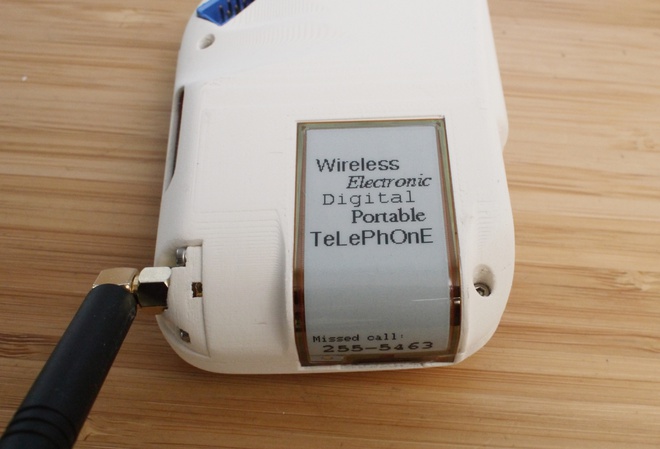 Chan ghet smartphone, co gai tu che dien thoai quay so hinh anh 2 RotaryCell_ePaperMessage.jpg