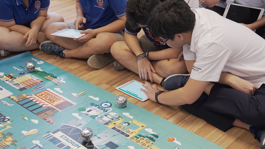 Hơn 1.100 học sinh Việt Nam được trải nghiệm viết code thực tế nhờ sáng kiến CODE4Schools | CODE4Schools tạo cơ hội cho học sinh Việt Nam được trải nghiệm viết code thực tế