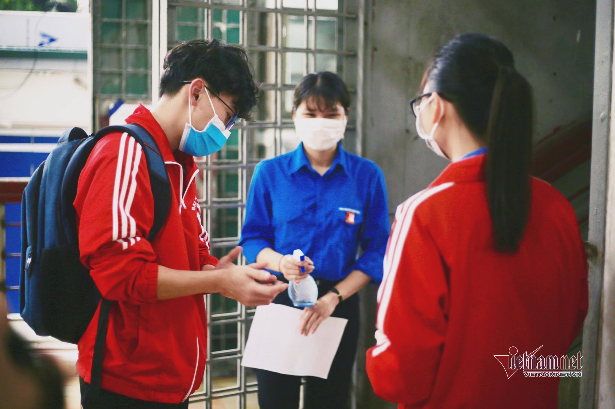 Những học sinh đầu tiên trở lại trường sau đợt nghỉ Covid-19