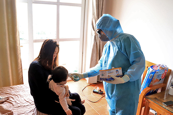 Bác sỹ công an kiêm shipper trong khu cách ly dịch Covid-19