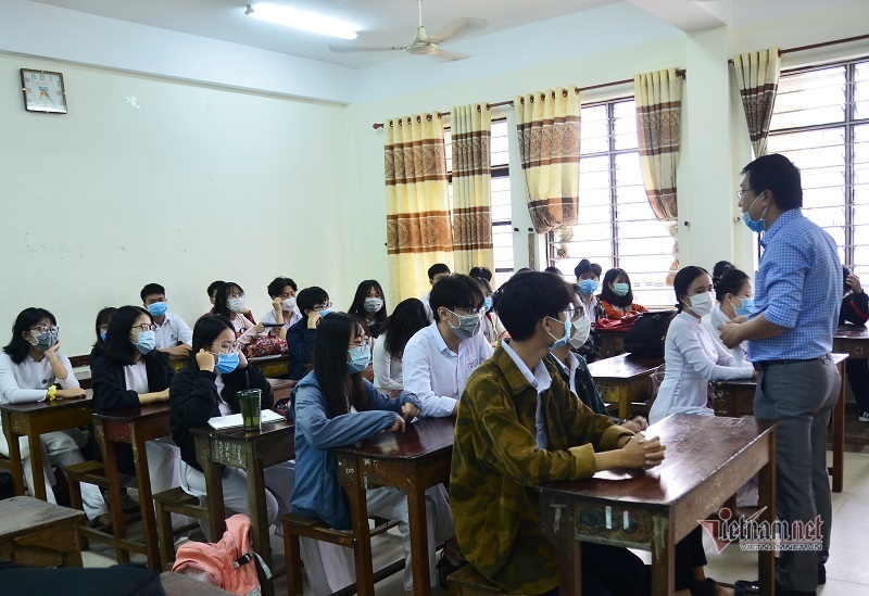 Những học sinh đầu tiên trở lại trường sau đợt nghỉ Covid-19