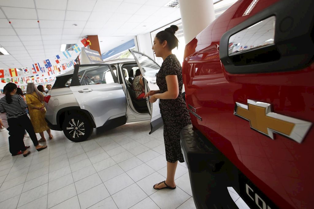 Đổ xô đến đại lý mua xe Chevrolet giảm nửa giá