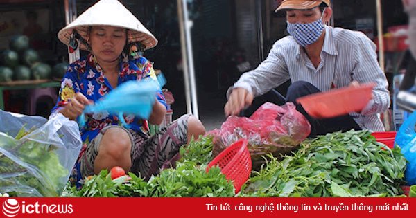 Điện thoại thay thế ví tiền, giải thoát cho bà bán rau, chị hàng cá