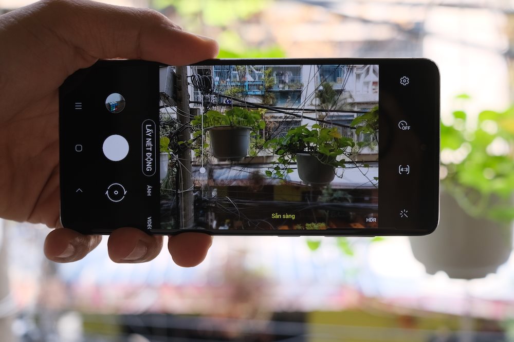 Camera Samsung Galaxy A71: Với camera Samsung Galaxy A71, bạn sẽ hoàn toàn yên tâm khi chụp ảnh. Với tính năng xóa phông mà Samsung đã tích hợp sẵn, bạn sẽ có thể chụp mọi chủ đề với độ nét và độ sâu phông hoàn hảo. Sự nhanh nhạy của camera cũng là một lợi thế của Samsung Galaxy A71, giúp bạn không bỏ lỡ bất kỳ khoảnh khắc quan trọng nào.