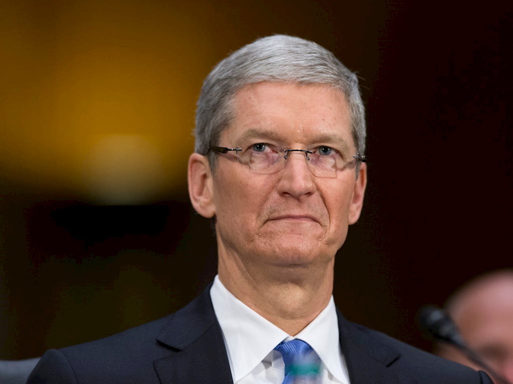 CEO Tim Cook bị rình mò