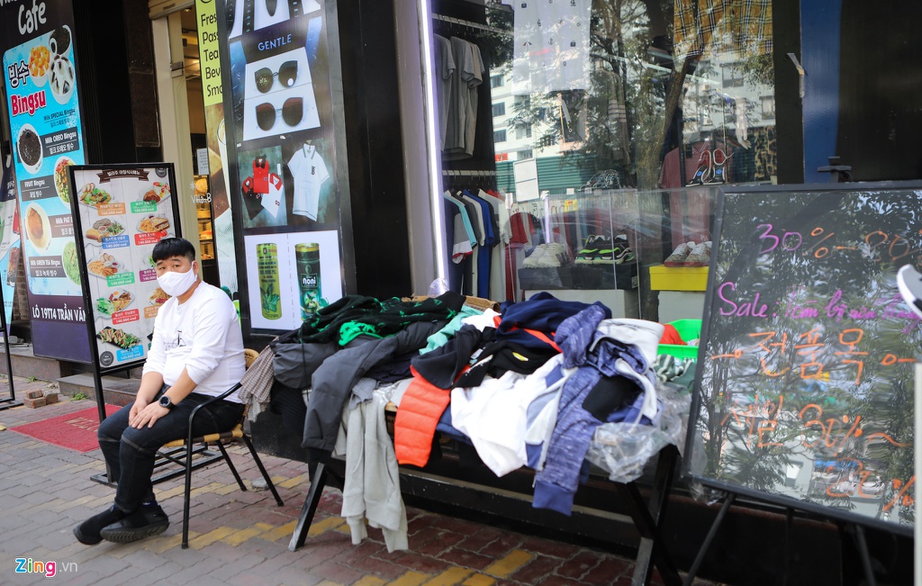 Nguoi Han Quoc han che ra duong, hang quan vang khach vi dich Covid-19 hinh anh 6 6_zing_1.jpg