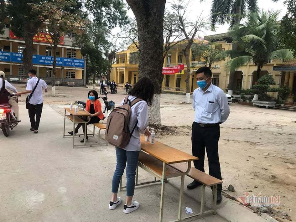 Những học sinh đầu tiên trở lại trường sau đợt nghỉ Covid-19