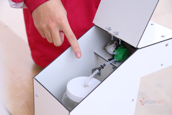 Nam sinh Quảng Trị chế tạo máy rửa tay diệt khuẩn chống Covid-19