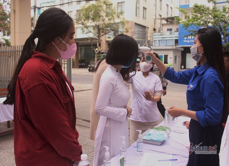 Những học sinh đầu tiên trở lại trường sau đợt nghỉ Covid-19