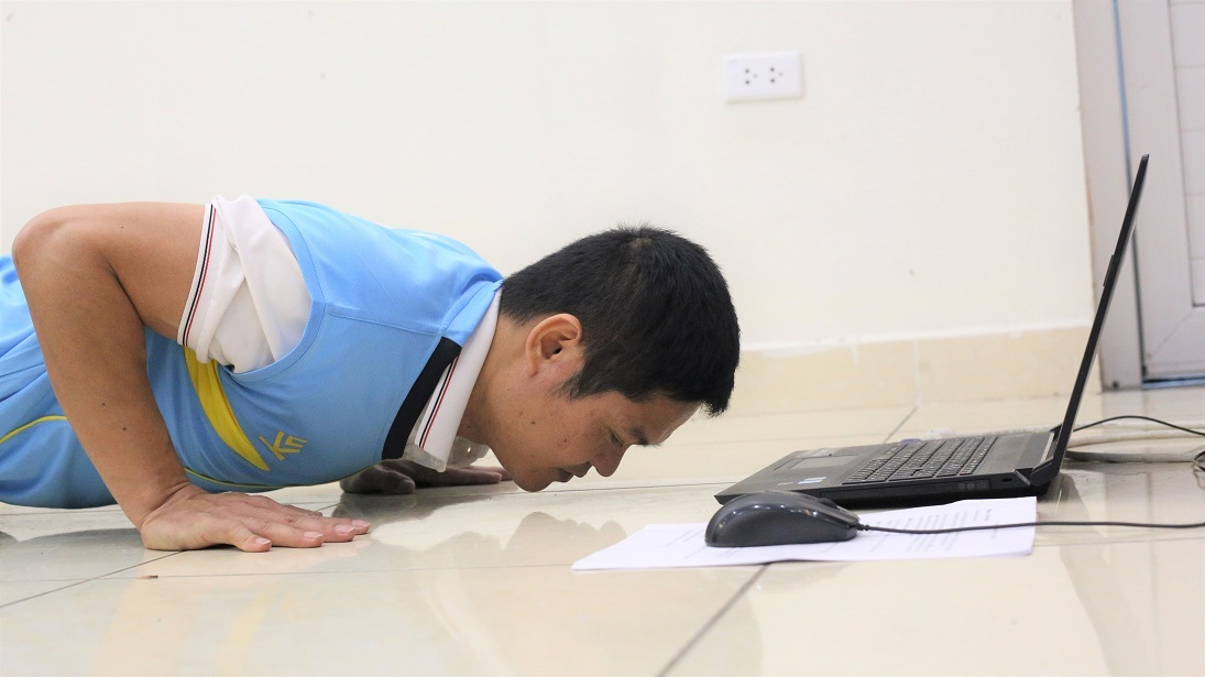 Thầy trò chào nhau qua màn hình máy tính, học thể dục ngay trong phòng