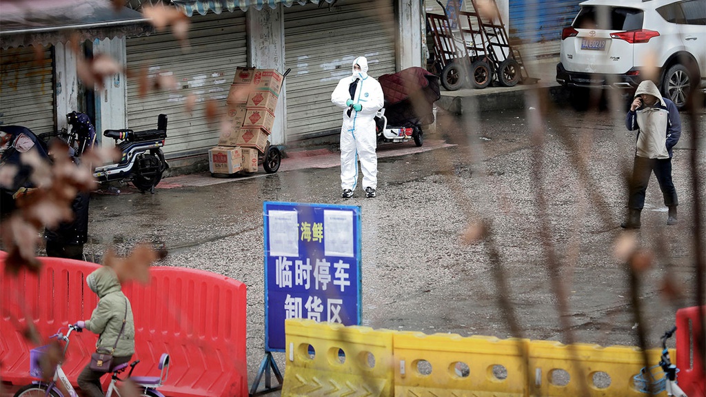 Noi len diem nong virus corona moi, cho hai san Vu Han duoc ‘giai oan' hinh anh 4 Wuhan_Coronavirus_market_hazmat_1280x720_2.jpg