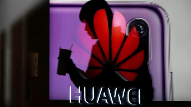 Bị quan chức Nhà Trắng ví với “mafia”, Huawei đáp trả: “Điên rồ”