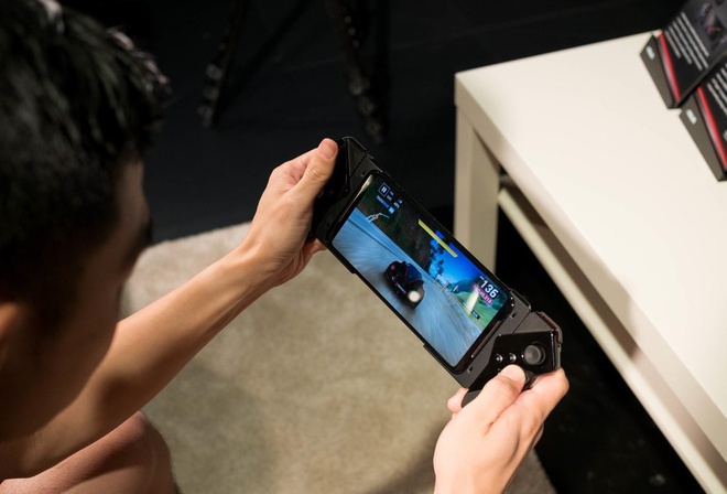 Loat smartphone xach tay giam gia manh tai Viet Nam cuoi thang 3 hinh anh 5 asusrogphoneii6.jpg