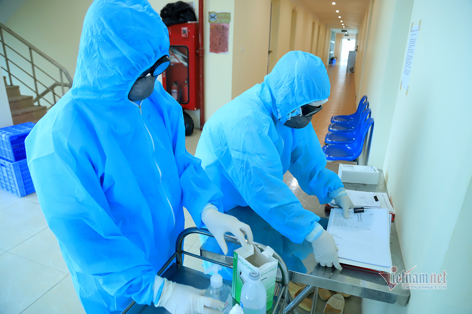 Bác sỹ công an kiêm shipper trong khu cách ly dịch Covid-19