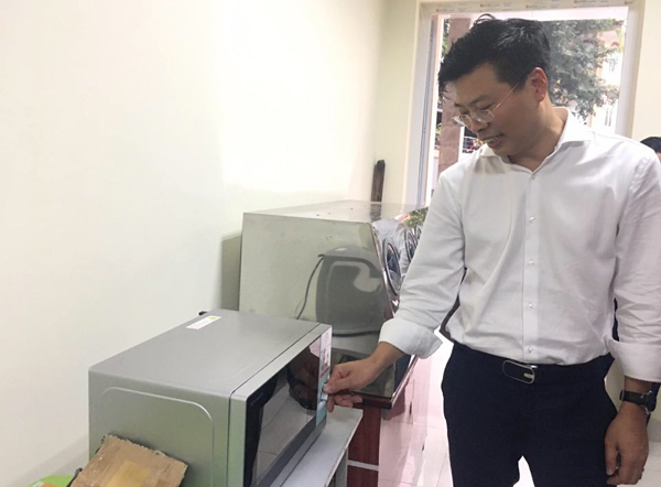 Chuyên gia hướng dẫn tiệt trùng khẩu trang y tế đã qua sử dụng bằng lò vi sóng