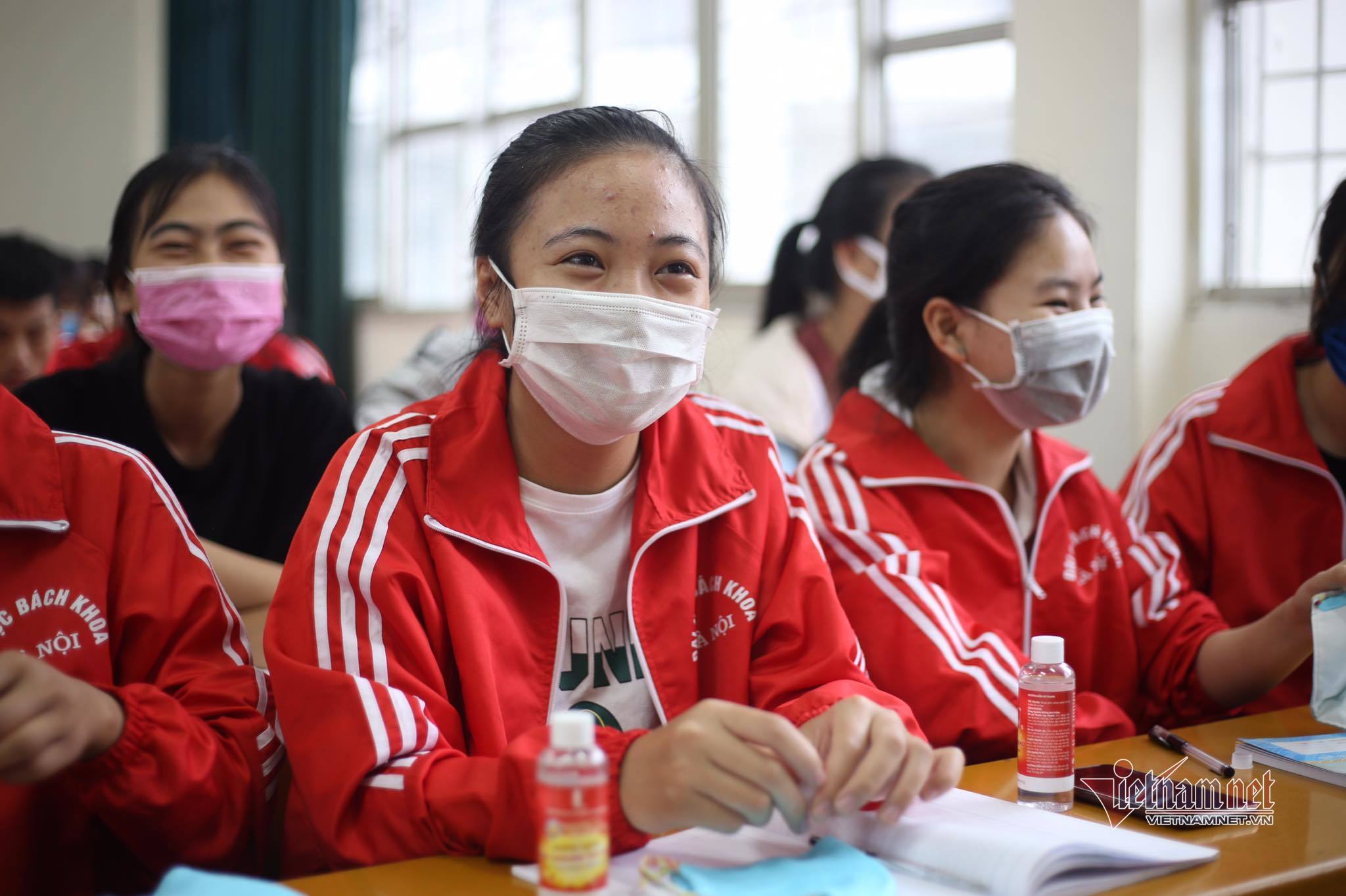 Những học sinh đầu tiên trở lại trường sau đợt nghỉ Covid-19