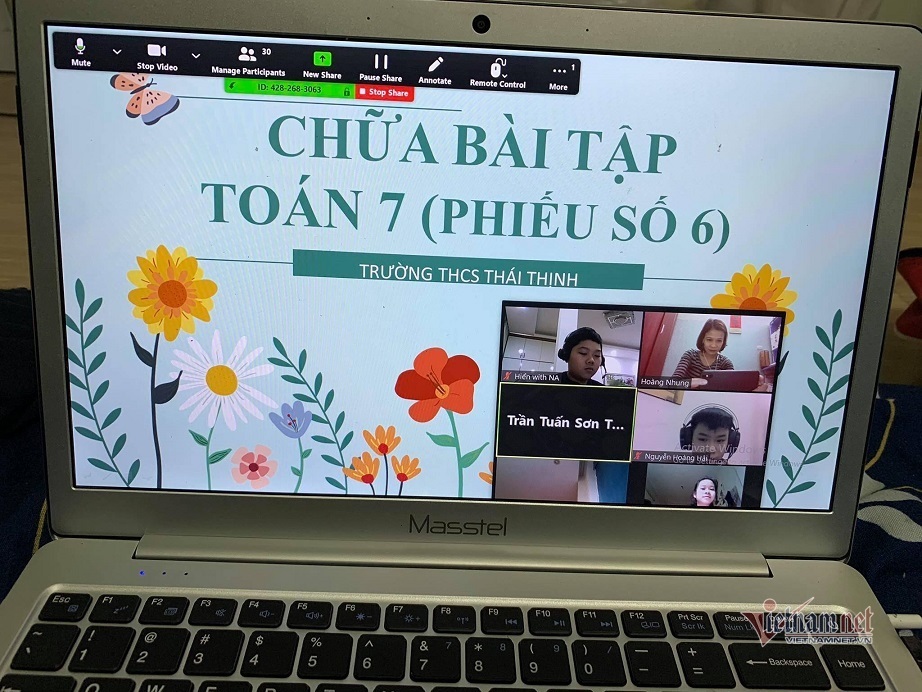 Phụ huynh và giáo viên “nâng cấp level” để dạy trực tuyến cho học sinh