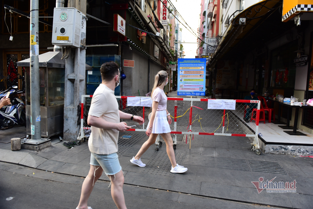 Xem Tây và ta chống dịch Covid-19