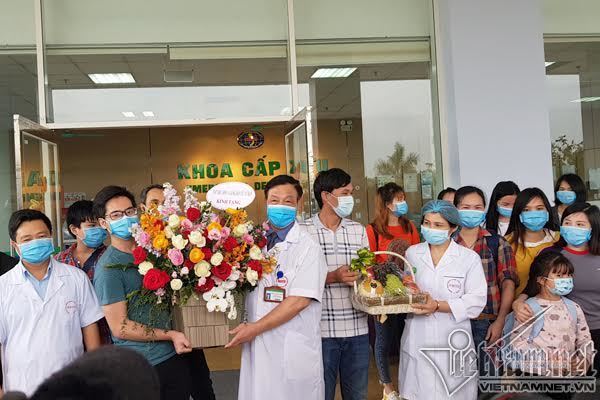 30 người Việt từ tâm dịch Vũ Hán được về nhà sau 21 ngày cách ly