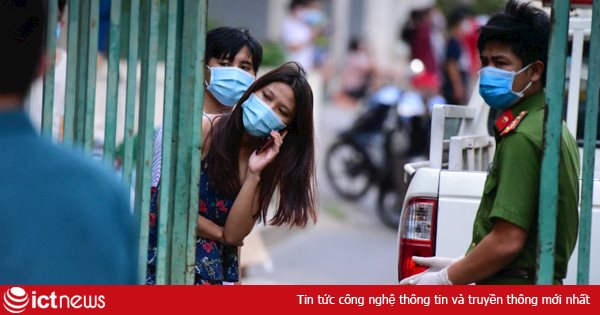 Cảnh tiếp nhu yếu phẩm vào khu cách ly chung cư hơn 1.000 dân ở quận 10