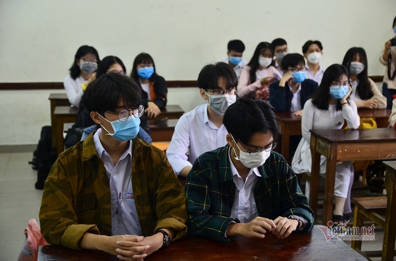Những học sinh đầu tiên trở lại trường sau đợt nghỉ Covid-19