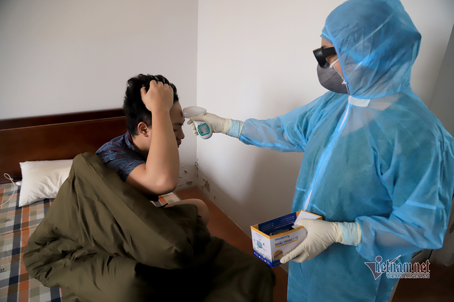 Bác sỹ công an kiêm shipper trong khu cách ly dịch Covid-19