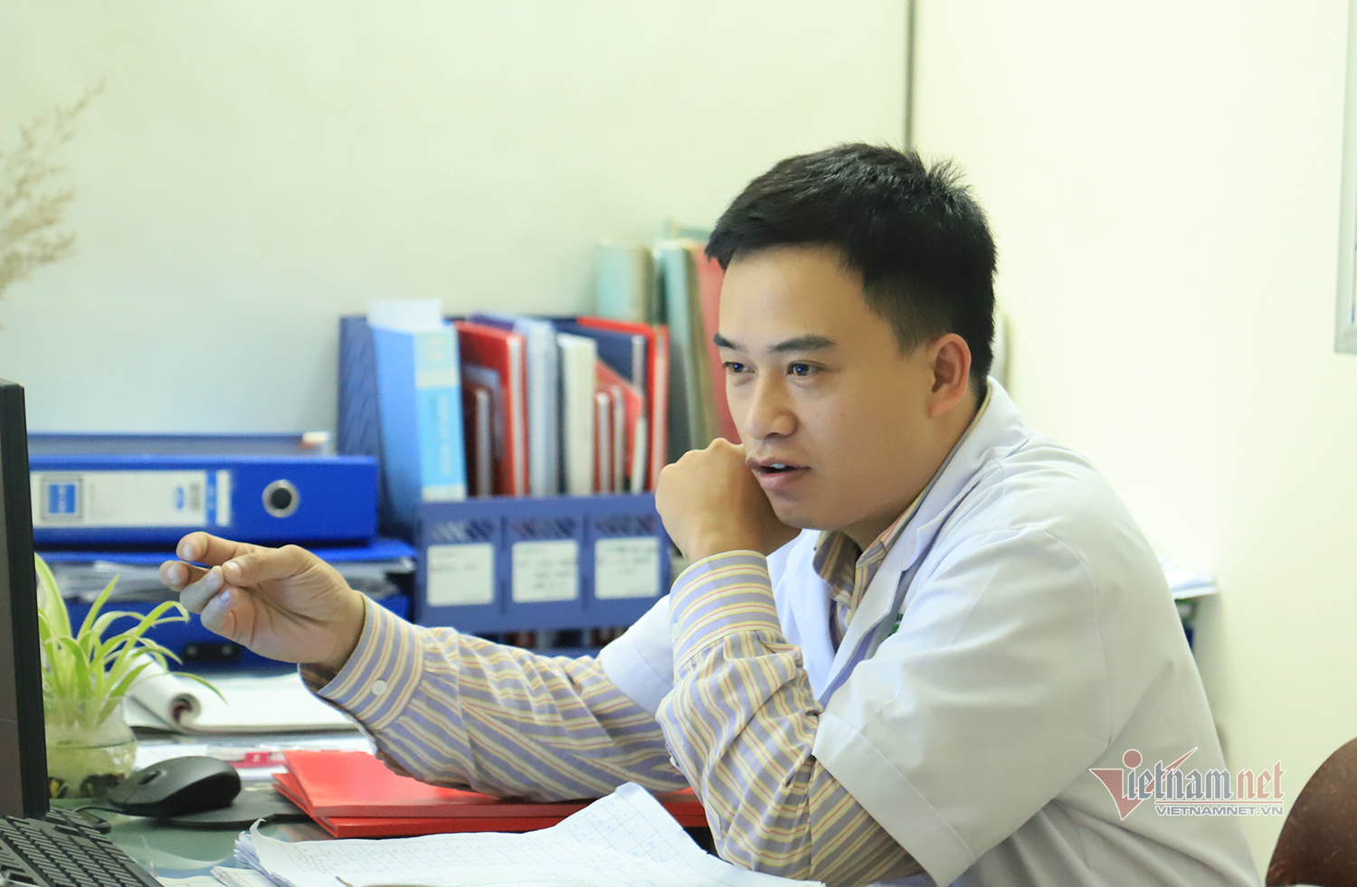 Bác sỹ công an kiêm shipper trong khu cách ly dịch Covid-19