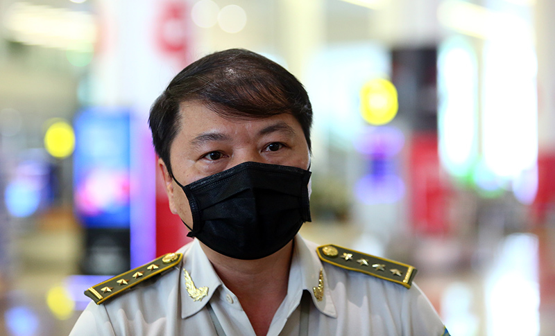 Tình huống khó xử và quyết định của nữ bác sĩ ở sân bay Nội Bài