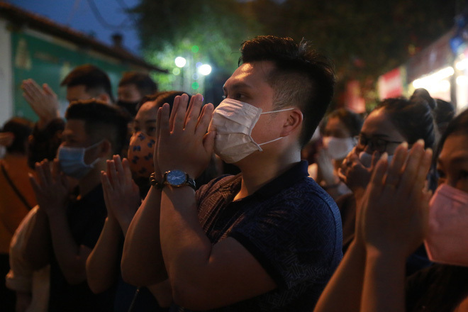 Từ 0h đêm nay chính thức cấm tụ tập trên 20 người, phải đứng cách nhau 2m