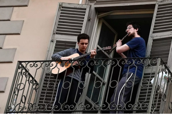 Đối diện sống chết, trong đại nạn hãy 'người' hơn