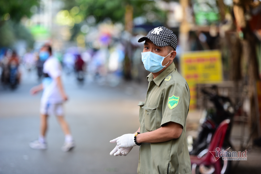 Cảnh tiếp nhu yếu phẩm vào khu cách ly chung cư hơn 1.000 dân ở quận 10