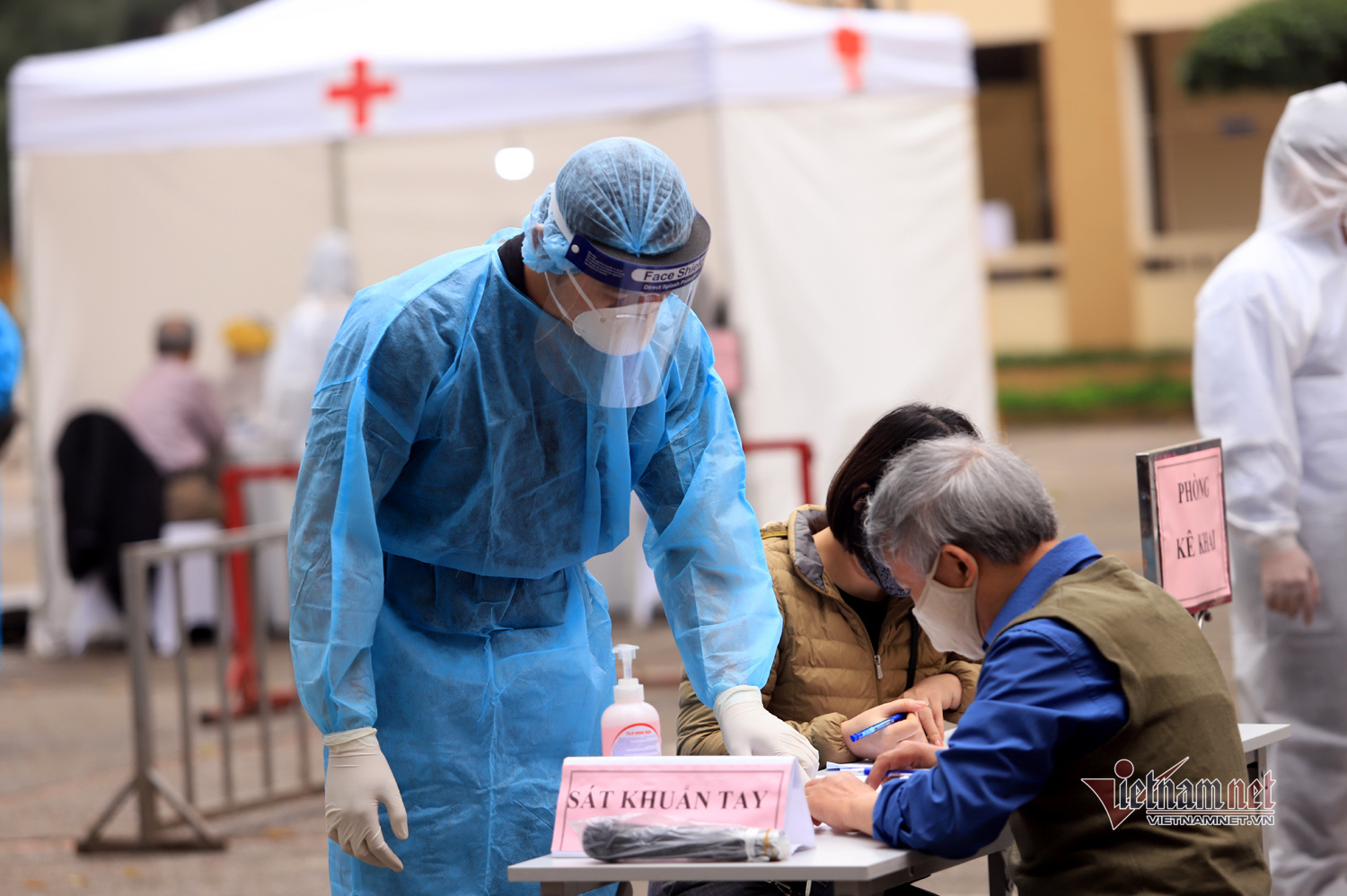 Đến lều dã chiến xét nghiệm Covid-19, 10 phút sau phấn khởi thấy âm tính