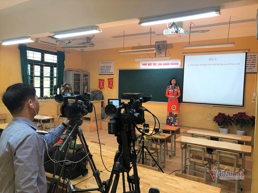 Phụ huynh và giáo viên “nâng cấp level” để dạy trực tuyến cho học sinh