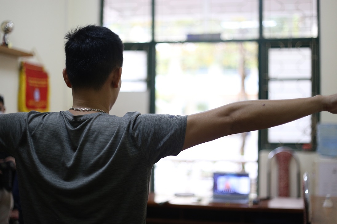 Thầy trò chào nhau qua màn hình máy tính, học thể dục ngay trong phòng
