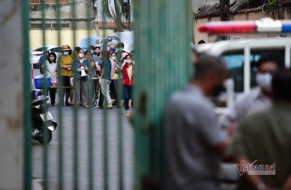 Cảnh tiếp nhu yếu phẩm vào khu cách ly chung cư hơn 1.000 dân ở quận 10