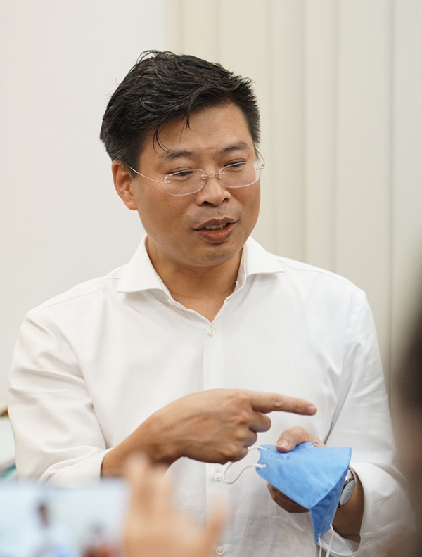 Chuyên gia hướng dẫn tiệt trùng khẩu trang y tế đã qua sử dụng bằng lò vi sóng