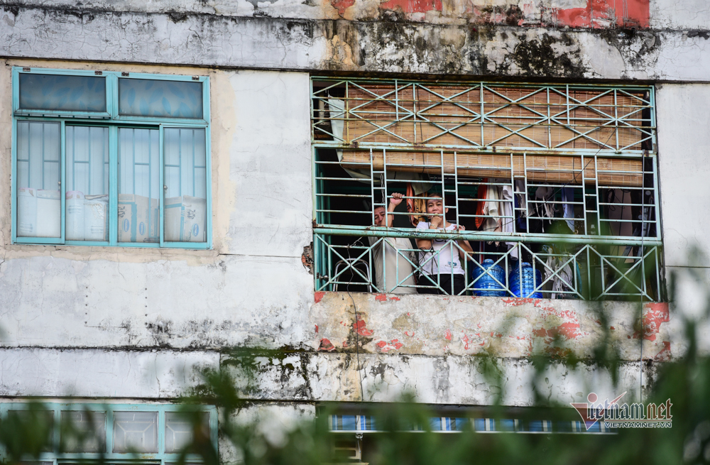 Cảnh tiếp nhu yếu phẩm vào khu cách ly chung cư hơn 1.000 dân ở quận 10