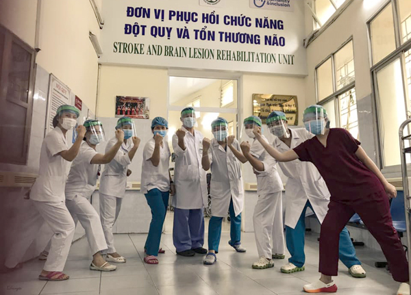 Hình ảnh xúc động bên trong bệnh viện bị phong tỏa