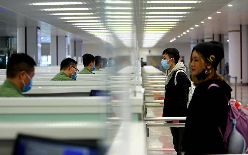 Chia sẻ từ sân bay Nội Bài của những người 'về nước để an toàn hơn'