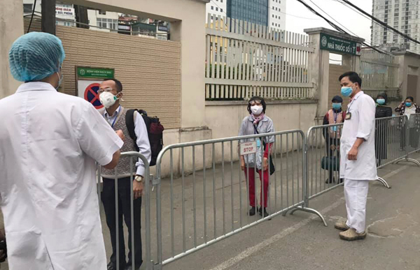 Hình ảnh xúc động bên trong bệnh viện bị phong tỏa